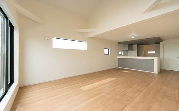 陽光が優しく包み込む広々リビング。料理中もお子様の様子を見守れる安心の距離感が、家族の笑顔が絶えない温かな毎日を育みます。