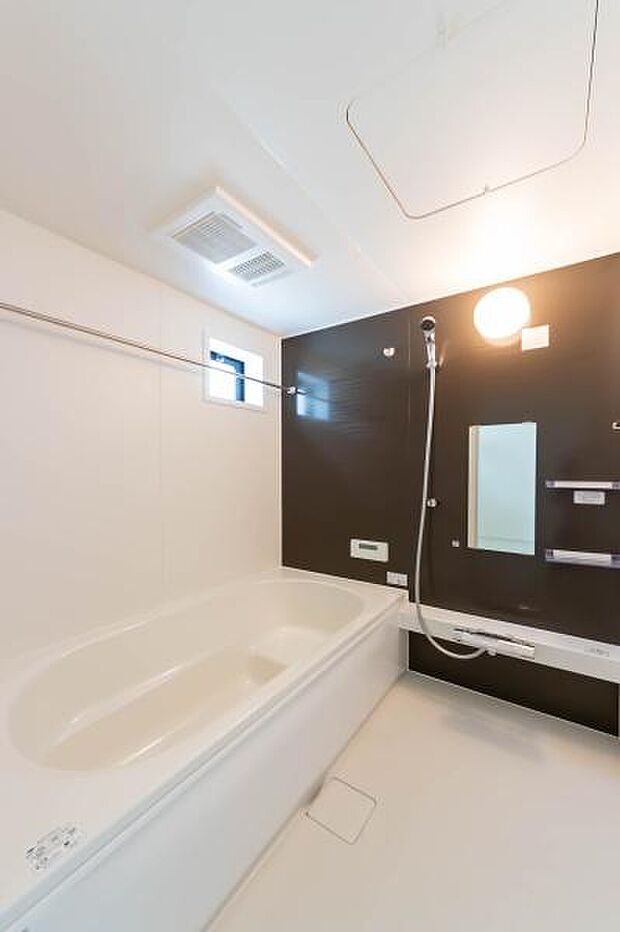 「疲れを癒す空間」広々とした雰囲気の良いバスルーム。お子様と一緒にお風呂に入る楽しみ、思い出の一ページが刻まれる大切な瞬間