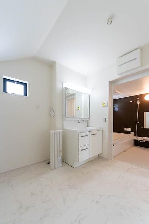 白を基調とした清潔感あふれるデザイン。小窓からの柔らかな光が室内を包み込み、毎朝の身支度を贅沢なリフレッシュタイムへと誘います。