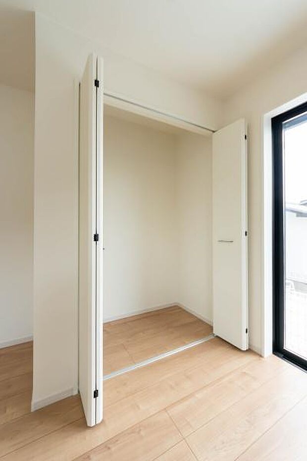 天井まで伸びる収納嬉しい収納力の高いクローゼット付き。天井付近までしっかりと収納ができる使い勝手の良いクローゼット。