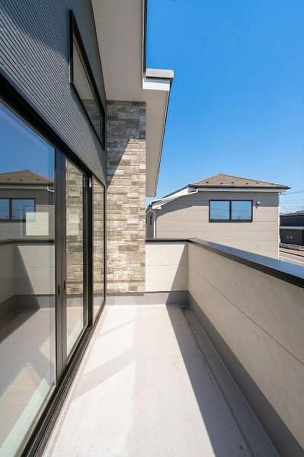 「清々しいバルコニー」広々としたバルコニーは陽当たりはもちろん、解放感や眺望も楽しめます。碧空を満喫し心が透きとおる。癒される心地よい空間。