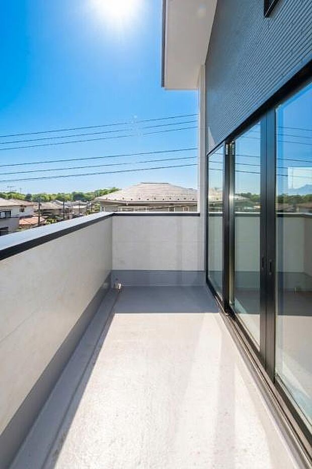 「清々しいバルコニー」広々としたバルコニーは陽当たりはもちろん、解放感や眺望も楽しめます。碧空を満喫し心が透きとおる。癒される心地よい空間。