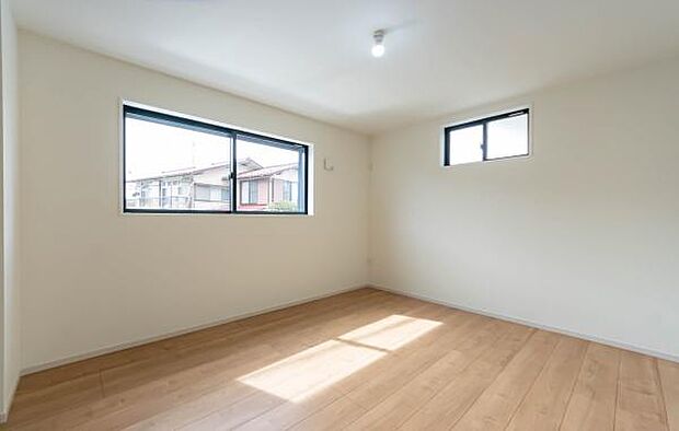 「陽の恵み」　爽やかな陽ざしを感じられる日当たりの良い洋室早起き爽やか、元気な一日に大切な陽の恵み。