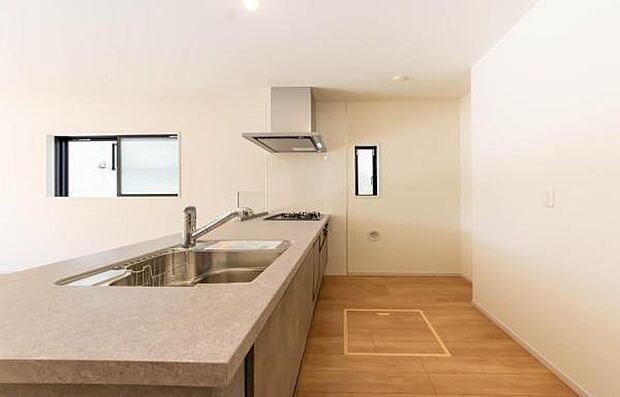 「全体を見渡せる安心感」家族の会話が弾む奥様に人気の高いカウンターキッチン、料理しながらお子様の様子の確認ができ移動しやすい広いキッチンスペースです。