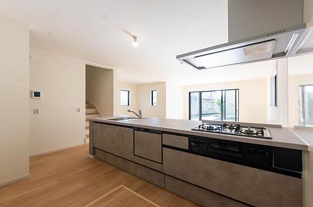 「全体を見渡せる安心感」家族の会話が弾む奥様に人気の高いカウンターキッチン、料理しながらお子様の様子の確認ができ移動しやすい広いキッチンスペースです。