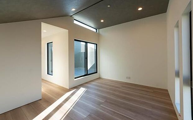 心地よい風が通り抜ける開放的なLDK。明るく清潔感あふれる空間で、心地よい毎日をお過ごしください。