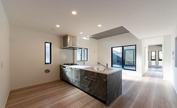 「全体を見渡せる安心感」家族の会話が弾む奥様に人気の高いカウンターキッチン、料理しながらお子様の様子の確認ができ移動しやすい広いキッチンスペースです。