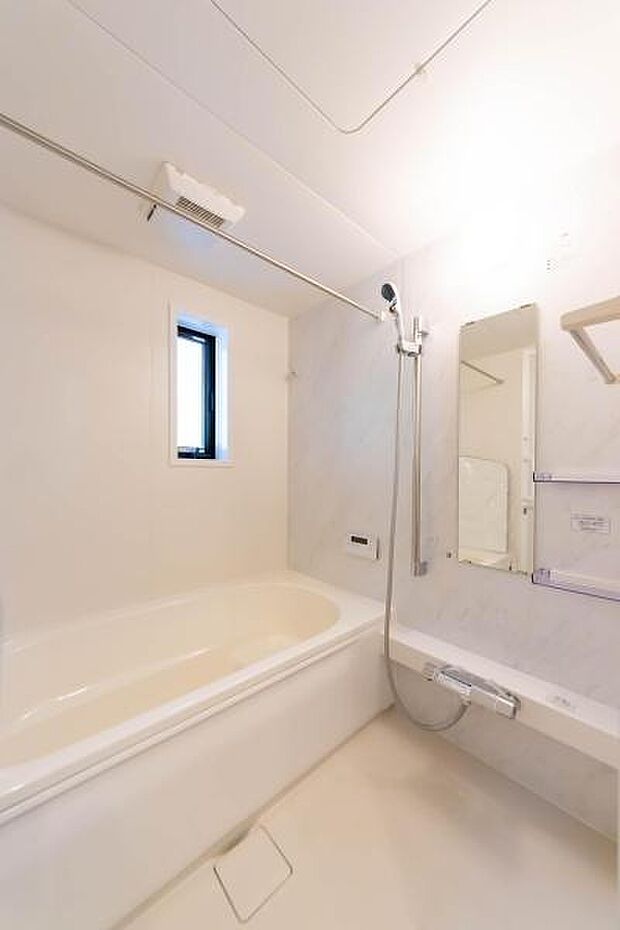 「疲れを癒す空間」広々とした雰囲気の良いバスルーム。お子様と一緒にお風呂に入る楽しみ、思い出の一ページが刻まれる大切な瞬間