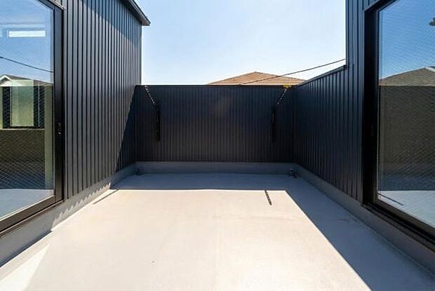 「清々しいバルコニー」広々としたバルコニーは陽当たりはもちろん、解放感や眺望も楽しめます。碧空を満喫し心が透きとおる。癒される心地よい空間。