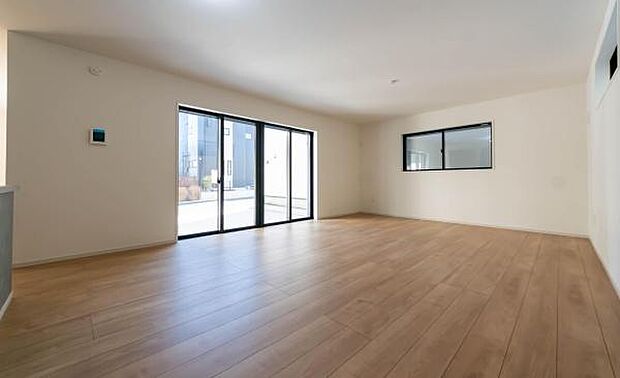 陽光がたっぷり差し込む明るいリビング。開放的な空間で、お子様の笑顔ものびのび輝きます。家族の新しい物語がここから始まります。