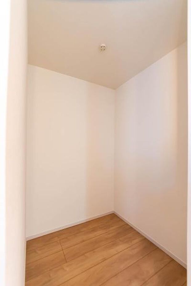 たっぷり入るクローゼットで、お子様の服や思い出もスッキリ収納。お部屋が広々と使え、家族の笑顔が広がる整理整頓された毎日を叶えます。