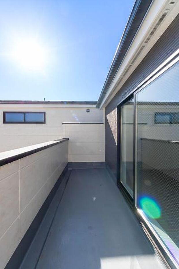 陽当たり良好なバルコニー。家族全員分の洗濯物も一気に乾く開放感。太陽の恵みをたっぷり感じる、健やかで心地よい暮らしを叶えます。