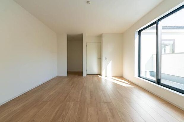 明るい陽光が差し込む、広々とした居住空間。 新生活を始めるあなたに贈る、開放的な南向きの洋室。心地よい木の温もりを感じながら、穏やかな毎日を。