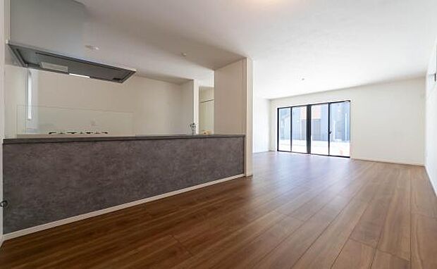 陽光がたっぷり差し込む明るいリビング。開放的な空間で、お子様の笑顔ものびのび輝きます。家族の新しい物語がここから始まります。