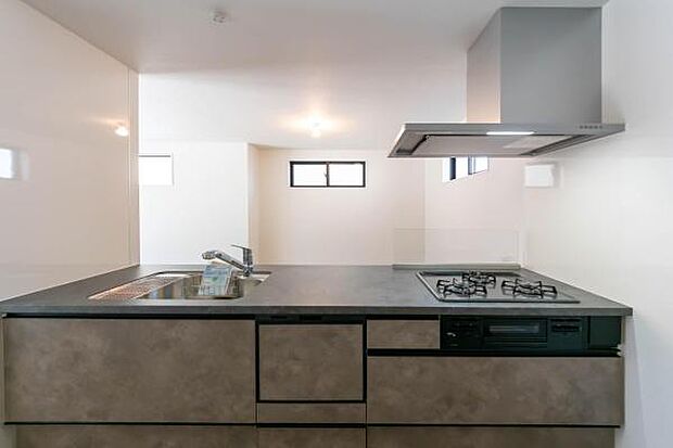 「フルオープンキッチン」カフェスタイル仕様のキッチンは家族と奥様の壁をなくし笑顔で交わすコミュニケーション。毎日の事だからオープンに拘りました。