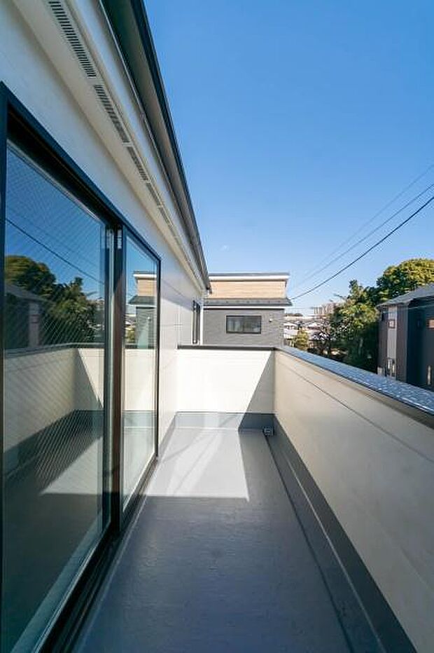 「清々しいバルコニー」広々としたバルコニーは陽当たりはもちろん、解放感や眺望も楽しめます。碧空を満喫し心が透きとおる。癒される心地よい空間。