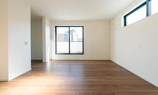 明るい陽光が差し込む、広々とした居住空間。 新生活を始めるあなたに贈る、開放的な南向きの洋室。心地よい木の温もりを感じながら、穏やかな毎日を。