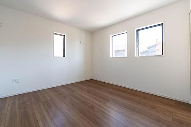 明るい陽光が差し込む、広々とした居住空間。 新生活を始めるあなたに贈る、開放的な南向きの洋室。心地よい木の温もりを感じながら、穏やかな毎日を。