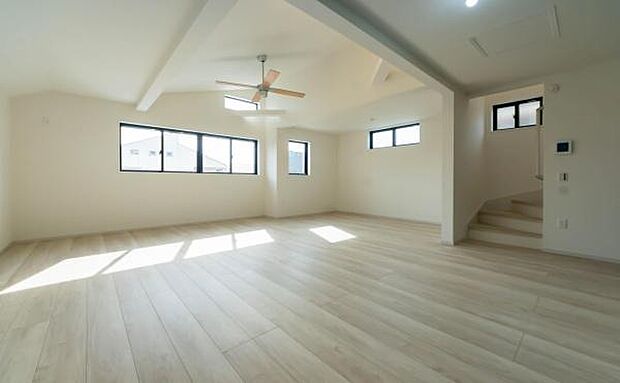 「プライベート感を愉しむリビング空間」開放感と日当たりの良さに恵まれた爽快なリビング空間。誰にも邪魔されないプライベート感を感じる開放的なリビング。風が抜け、光が差し込むリビング。