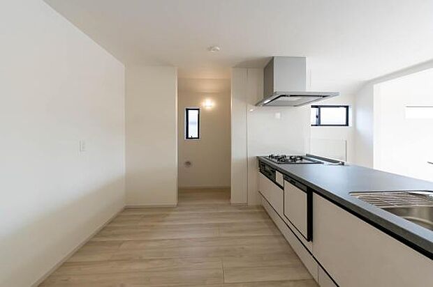 「広々ワイドサイズなシステムキッチン」せっかくのお料理空間。毎日の事だから広々システムキッチン。