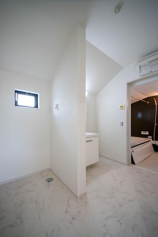 一日の疲れを解き放つ、温もり溢れる癒しの空間。広々とした浴槽と明るい窓が開放感を演出し、親子でゆったりリラックスした時間を過ごせます。