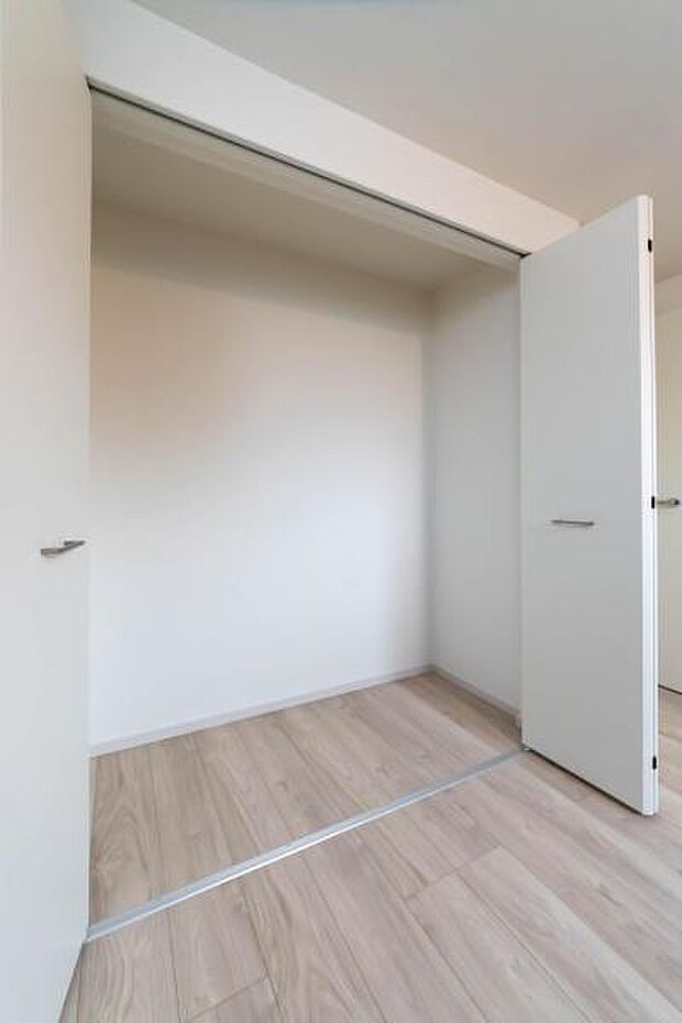 天井まで伸びる収納嬉しい収納力の高いクローゼット付き。天井付近までしっかりと収納ができる使い勝手の良いクローゼット。