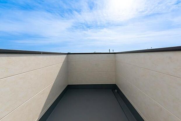 「ルーフバルコニー」リビングの延長線、スカイリビングのような雰囲気を楽しめる空間です。