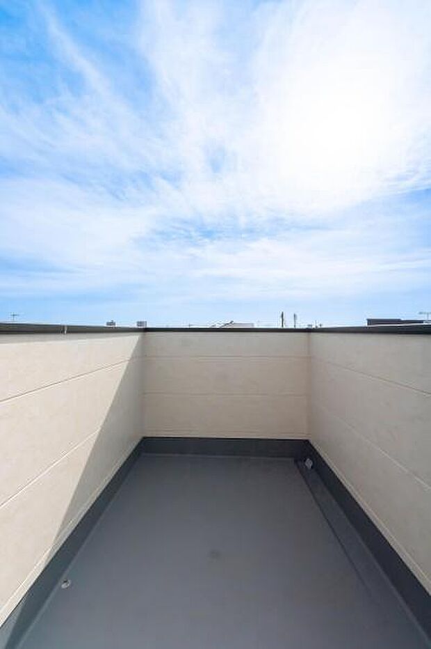 「ルーフバルコニー」リビングの延長線、スカイリビングのような雰囲気を楽しめる空間です。