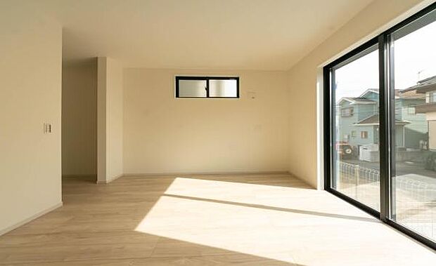 「陽の恵み」 爽やかな陽ざしを感じられる日当たりの良い洋室早起き爽やか、元気な一日に大切な陽の恵み