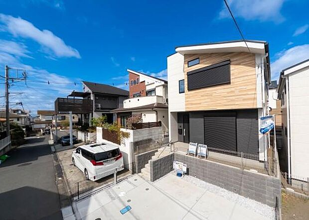 陽光に映えるモダンな邸宅。落ち着いた色調の外壁が、閑静な住宅街に調和し、品格ある住まいを演出します。