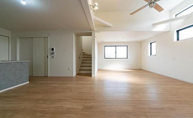 心地よい風が吹き抜ける、ゆとりあるLDK。この広い空間でどんな思い出を作りますか?未来の幸せな生活イメージが膨らむ理想の空間です。