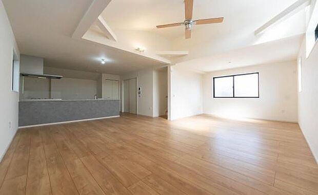 「家族が大好きなリビング」みんなが集まる広いリビング。みんなが大好きなリビングで家族団らん。みんなが集まるからこそ、一層の開放感を手にする素敵な住まい。