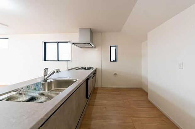 「広々ワイドサイズなシステムキッチン」せっかくのお料理空間。毎日の事だから広々システムキッチン。