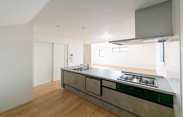 「全体を見渡せる安心感」家族の会話が弾む奥様に人気の高いカウンターキッチン、料理しながらお子様の様子の確認ができ移動しやすい広いキッチンスペースです。