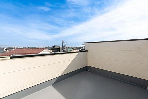 「清々しいバルコニー」広々としたバルコニーは陽当たりはもちろん、解放感や眺望も楽しめます。碧空を満喫し心が透きとおる。癒される心地よい空間。