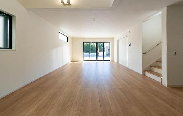 「家族が大好きなリビング」みんなが集まる広いリビング。みんなが大好きなリビングで家族団らん。みんなが集まるからこそ、一層の開放感を手にする素敵な住まい。