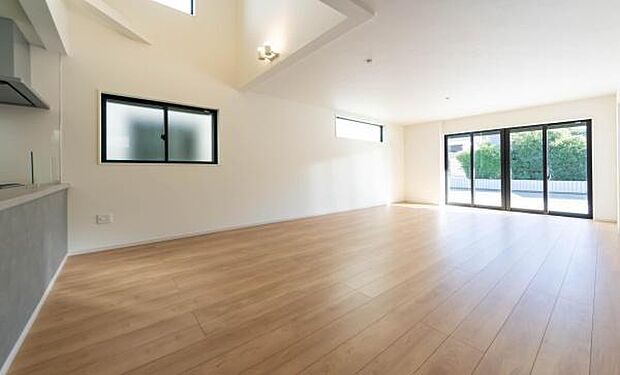 「上質な空間を」開放感と日当たりの良さに恵まれたリビング空間。上質な光は身体だけでなく心も温めてくれる。圧迫感のない空間を是非、ご堪能下さい。