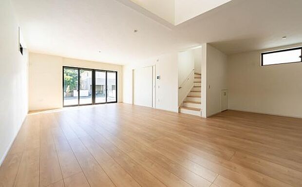 「家族が大好きなリビング」みんなが集まる広いリビング。みんなが大好きなリビングで家族団らん。みんなが集まるからこそ、一層の開放感を手にする素敵な住まい。