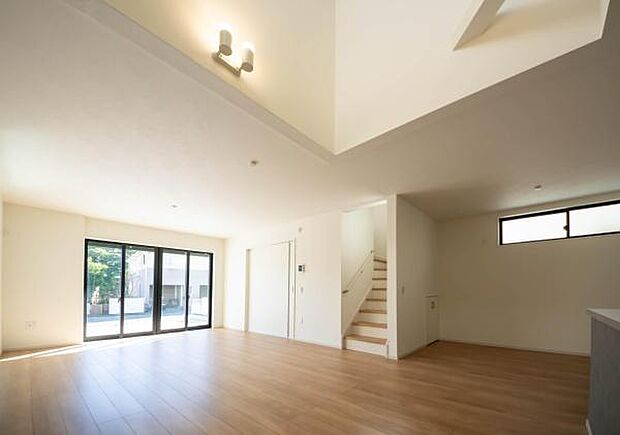 「上質な空間を」開放感と日当たりの良さに恵まれたリビング空間。上質な光は身体だけでなく心も温めてくれる。圧迫感のない空間を是非、ご堪能下さい。