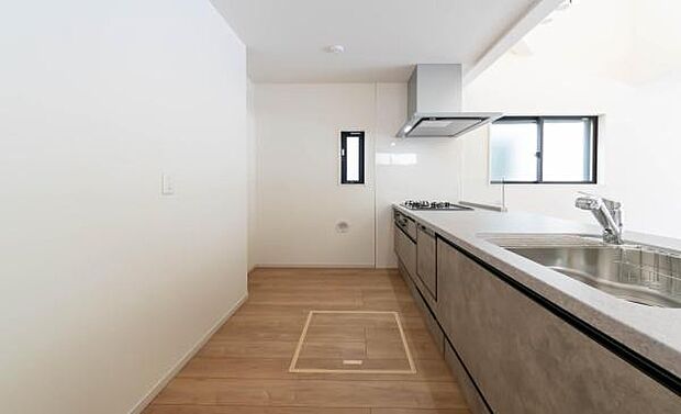 「広々ワイドサイズなシステムキッチン」せっかくのお料理空間。毎日の事だから広々システムキッチン。