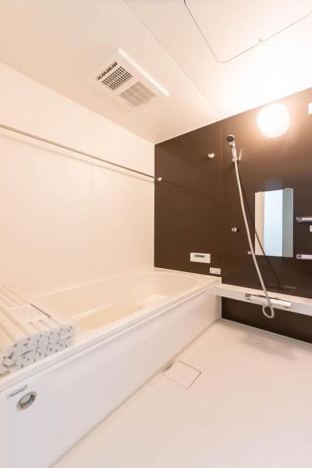「疲れを癒す空間」広々とした雰囲気の良いバスルーム。お子様と一緒にお風呂に入る楽しみ、思い出の一ページが刻まれる大切な瞬間