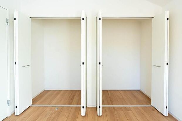 天井まで伸びる収納嬉しい収納力の高いクローゼット付き。天井付近までしっかりと収納ができる使い勝手の良いクローゼット。