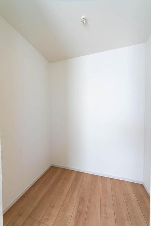 「ウォークインクローゼット収納」大きく収納量豊富なクローゼット。奥行も納得サイズのクローゼット。