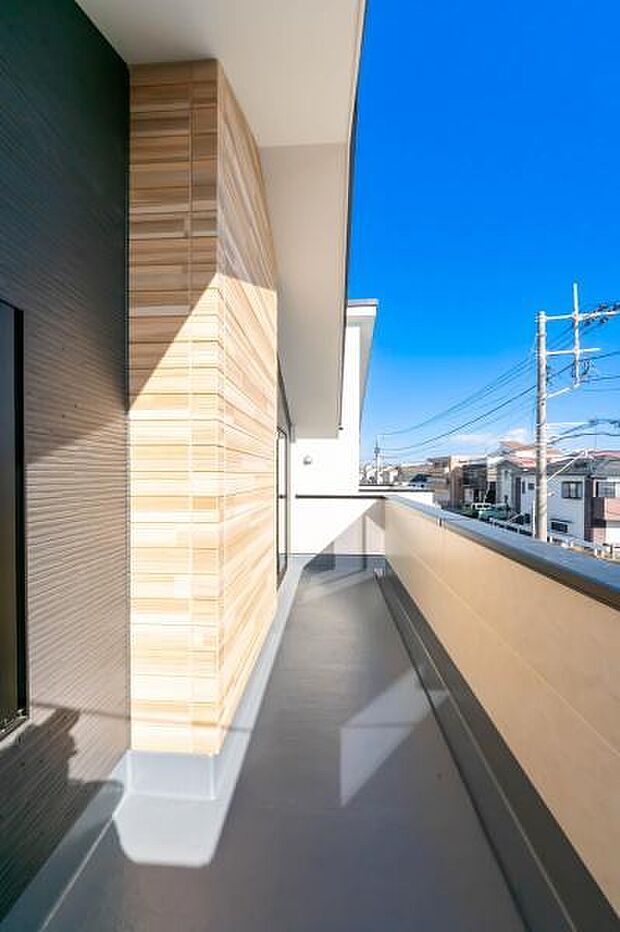 「清々しいバルコニー」広々としたバルコニーは陽当たりはもちろん、解放感や眺望も楽しめます。碧空を満喫し心が透きとおる。癒される心地よい空間。