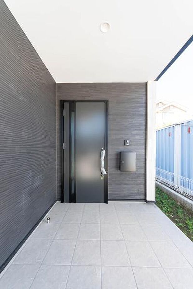 「おかえり」と「いってらっしゃい」を優しく包み込む、明るく広々とした玄関。家族の毎日が、ここから気持ちよく始まります。