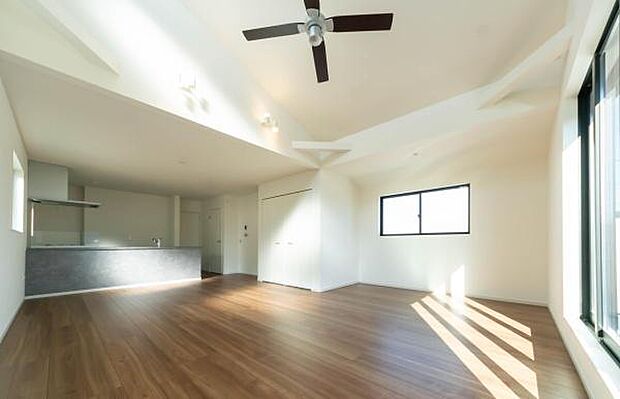 「上質な空間を」開放感と日当たりの良さに恵まれたリビング空間。上質な光は身体だけでなく心も温めてくれる。圧迫感のない空間を是非、ご堪能下さい。