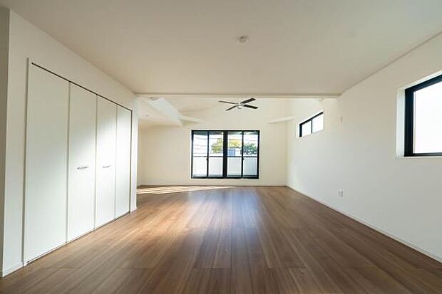 「上質な空間を」開放感と日当たりの良さに恵まれたリビング空間。上質な光は身体だけでなく心も温めてくれる。圧迫感のない空間を是非、ご堪能下さい。