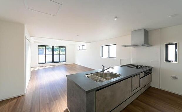 「全体を見渡せる安心感」家族の会話が弾む奥様に人気の高いカウンターキッチン、料理しながらお子様の様子の確認ができ移動しやすい広いキッチンスペースです。