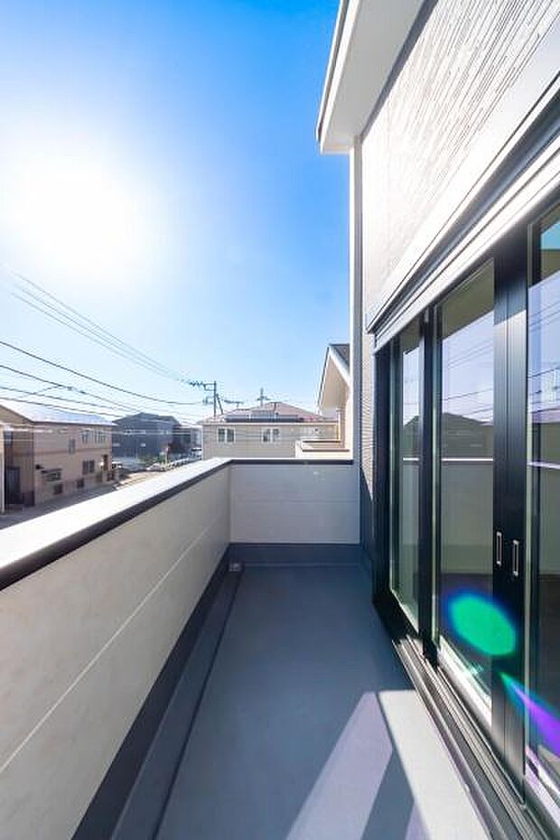 「清々しいバルコニー」広々としたバルコニーは陽当たりはもちろん、解放感や眺望も楽しめます。碧空を満喫し心が透きとおる。癒される心地よい空間。