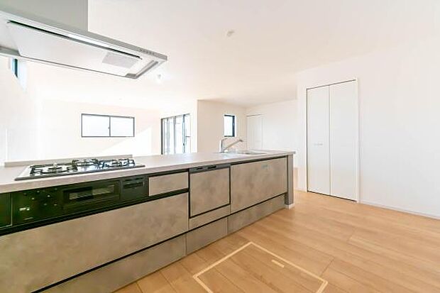 「広々ワイドサイズなシステムキッチン」せっかくのお料理空間。毎日の事だから広々システムキッチン。